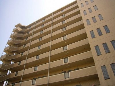 Building appearance. Beautiful appearance of the tiled. In all houses facing south day it is also good.