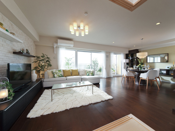Living.  [living ・ dining] From large windows facing the balcony, Plenty of sun-drenched living room ・ dining. Since the out-pole design that issued the pillar of the window to the outdoor, Spacious space corner and clean (G type model room)