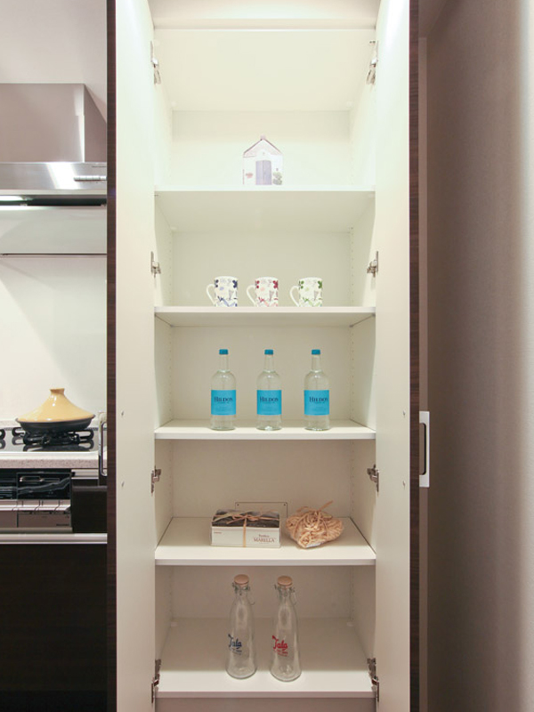 Kitchen.  [pantry] Canned and bottled, Set up a convenient pantry (pantry), such as the seasoning of the stock (same specifications)