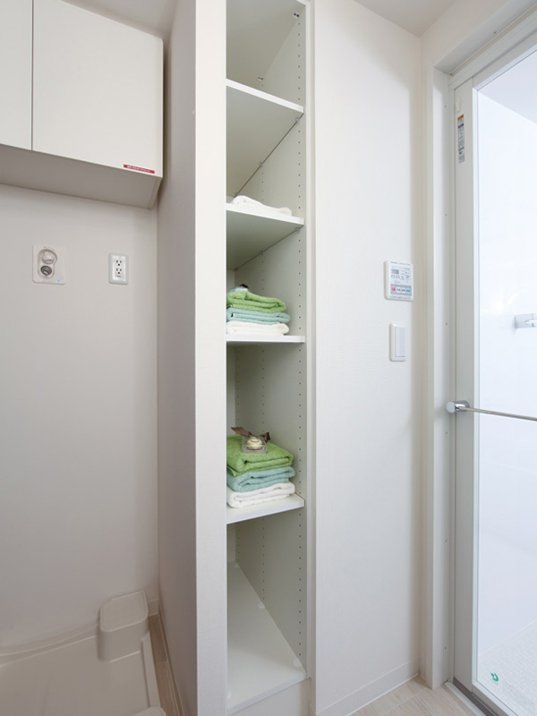 Bathing-wash room.  [Linen cabinet] Set up a convenient linen warehouse to stash the towels and detergents, etc. (same specifications)