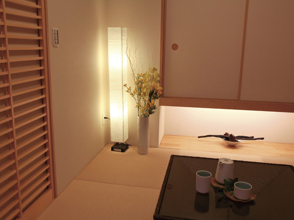 Interior.  [Japanese-style room] At the bottom closet, Set up a space like a small alcove that lighting a can decorate flowers and pottery, etc. or place. It is felt spread in space, You can fashionable produce a modern space sum (G type model room)