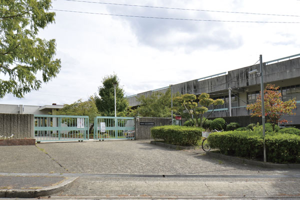 Surrounding environment. Suita Municipal Furuedai junior high school (4-minute walk ・ About 280m)