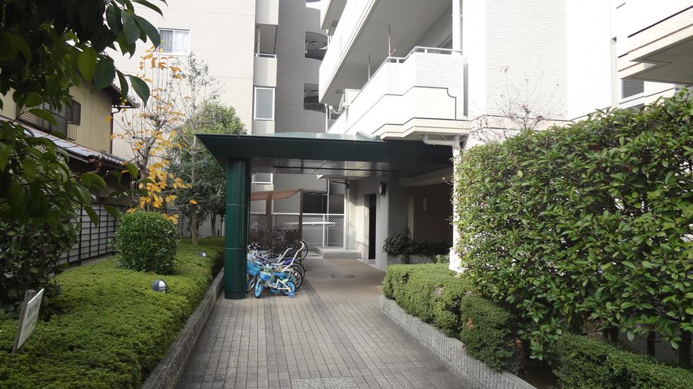Entrance. Common areas