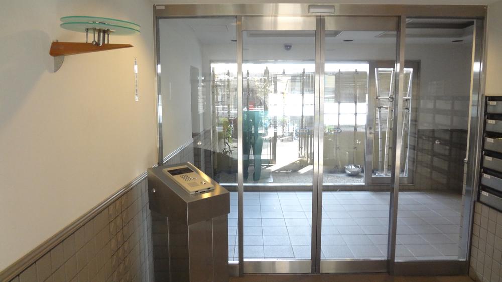 Entrance. Common areas