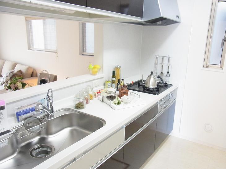 Same specifications photo (kitchen).  ◆ Same specification kitchen ◆ Shower Faucets Ya that water purifiers were internal organs at the tip of the faucet, Such as scratches and dirt is difficult to the entire surface of the embossing of the sink that luck, It is a good kitchen usability!