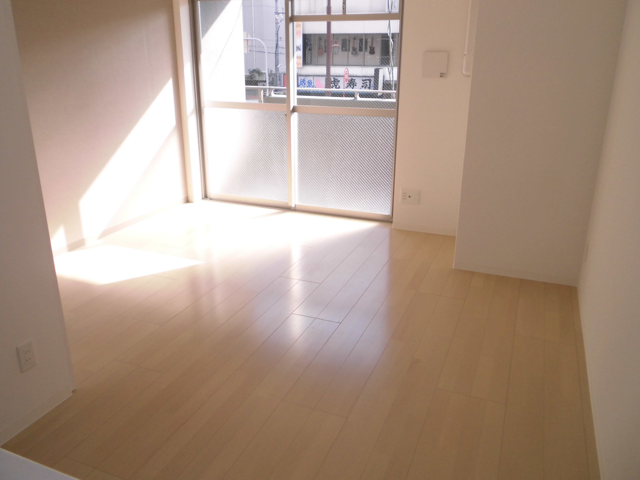 Living and room. It is a bright south-facing sun per good room.