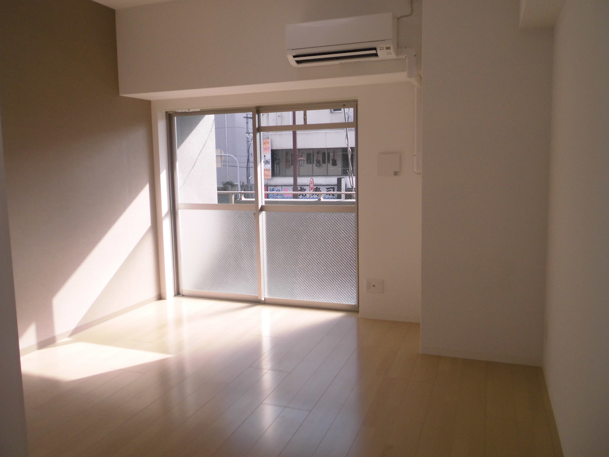 Other room space. Air-conditioned! It is also opening larger good per yang!