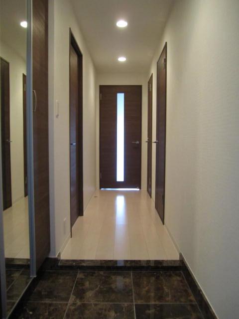 Entrance. All interior joinery and shoebox are have been unified in the same color, It is very calm interior!