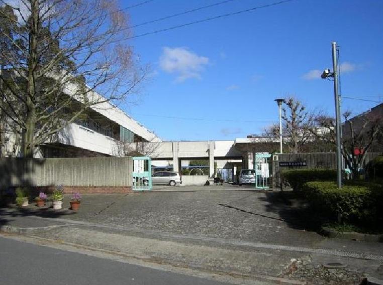 Junior high school. 1103m to Suita Municipal Furuedai junior high school