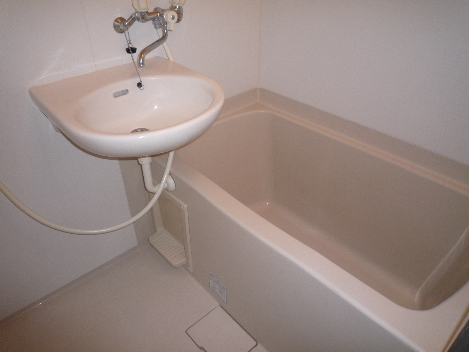 Bath. It is a popular Separate! Near train station! I recommend the property! 