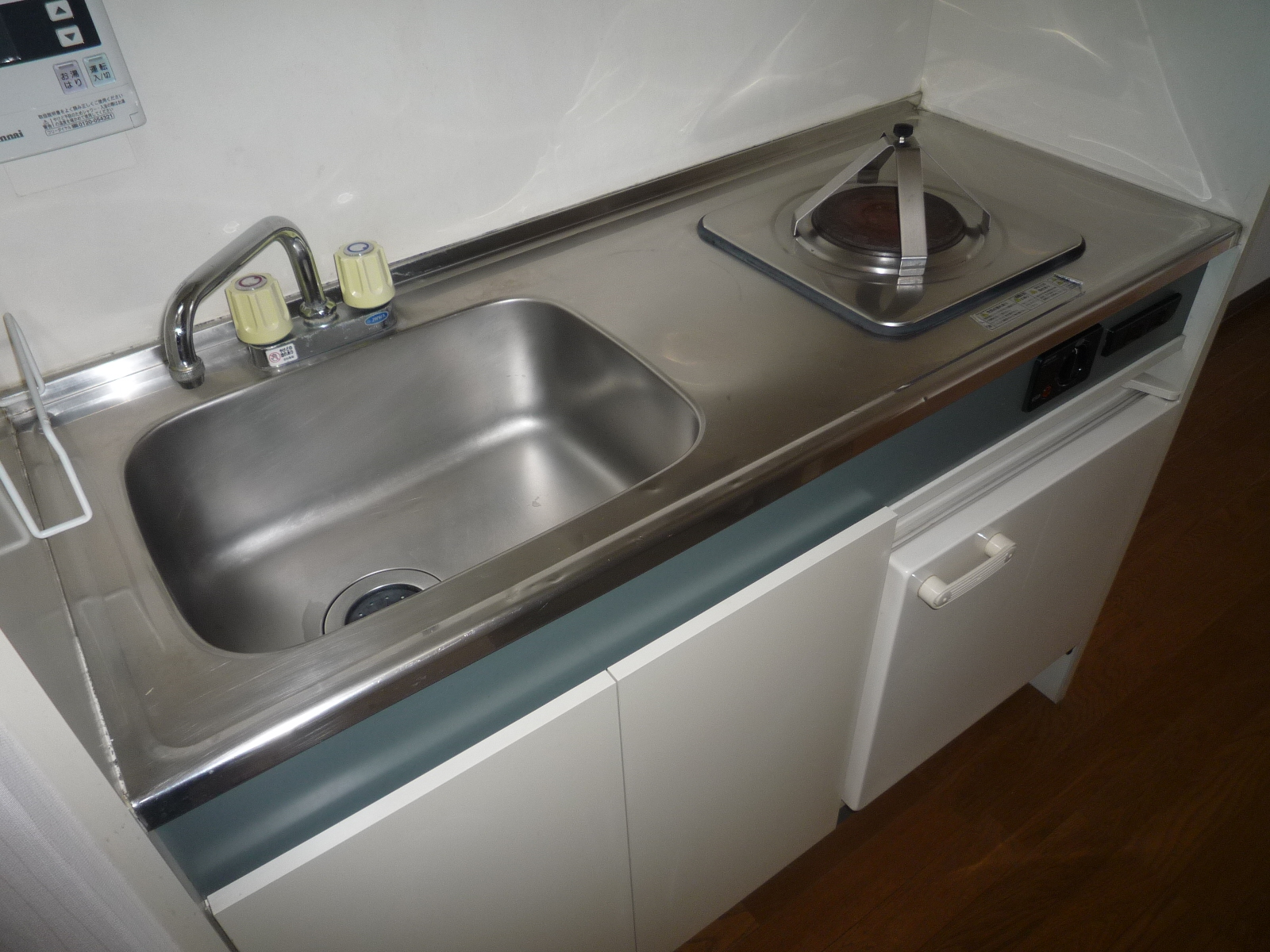 Kitchen. A small kitchen! Mini fridge also features! Widely in portable gas stove installation! 