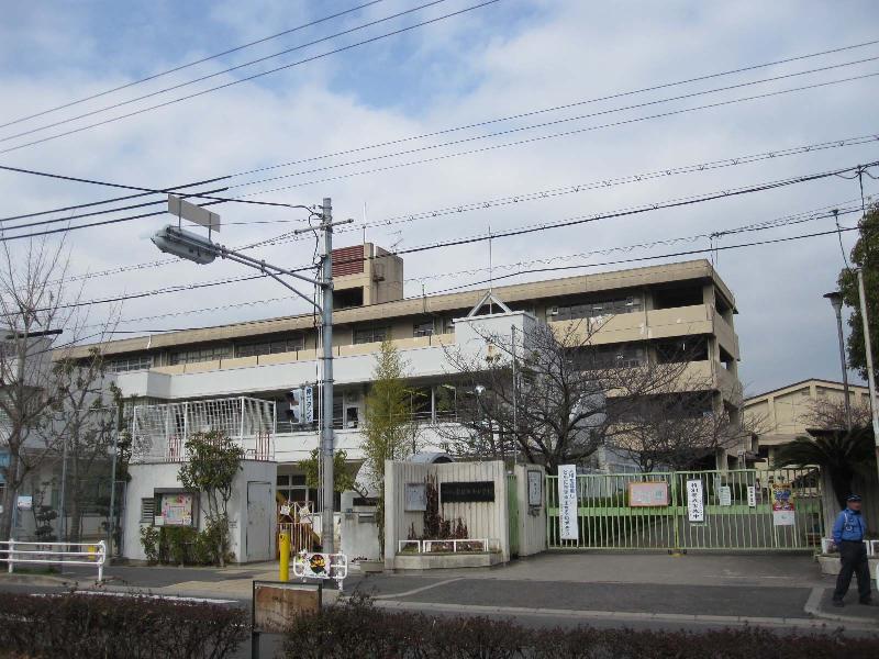 Living and room. Higashi Saidera Elementary School