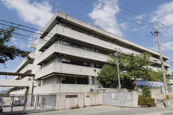 Suita Municipal Senrioka Junior High School: an 8-minute walk (about 630m)