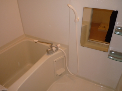 Bath. Spacious bathroom with sink independent! You also enjoy sitz bath! 