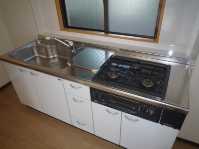 Kitchen. 3-neck gas system kitchen! Sink also spacious cooking even easier! 