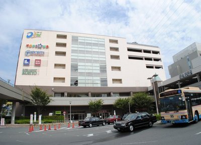 Shopping centre. Dew Yamada Hankyu until the (shopping center) 850m