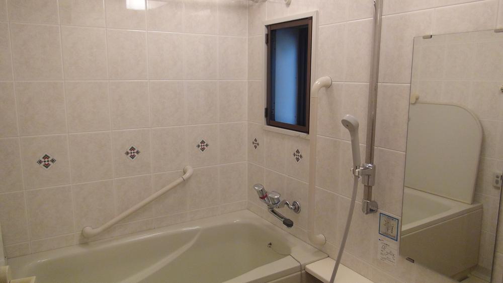 Bathroom. Because there is a window in the bathroom, Brightly ・ It is easy to bathroom ventilation. Open the windows in the summer, It is also good to taste the open-air bath mood.