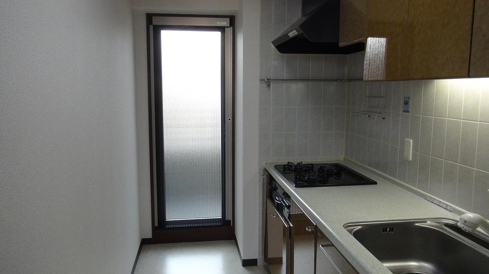 Kitchen. It is a back door with a kitchen. Such as put things to use for housework on the balcony, I am very happy if!