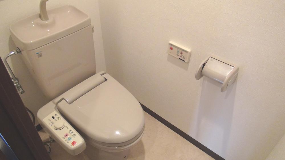 Toilet. Washlet is a function of the toilet. It is small, but because there is also a shelf, I think that housed the toilet paper, etc..