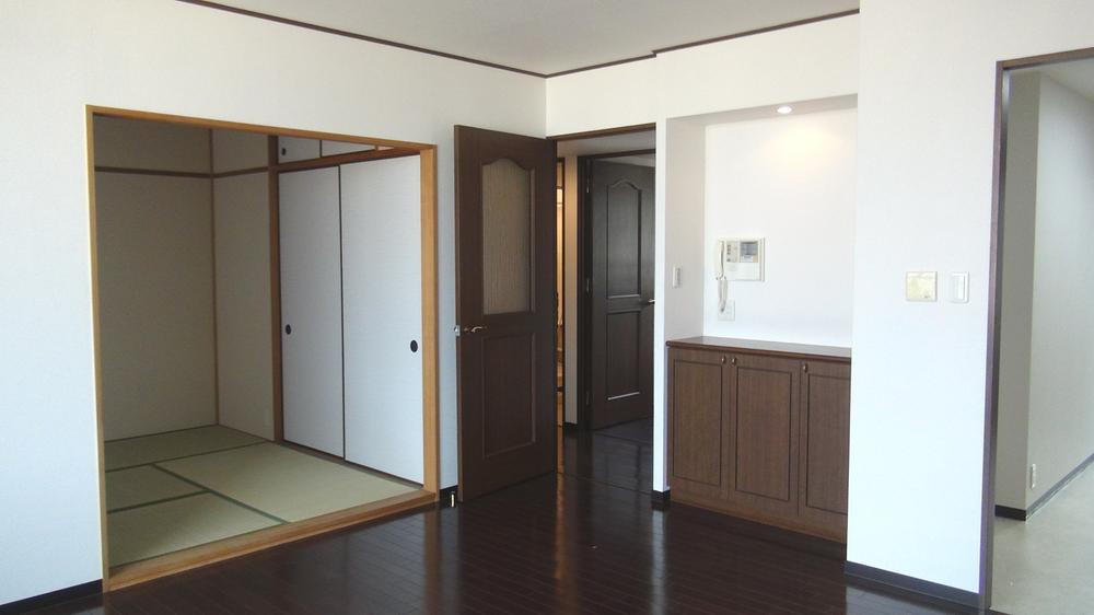 Living. Since the living room we also contact with Japanese-style room, But there about 17 quires in LDK, Widely felt in more.