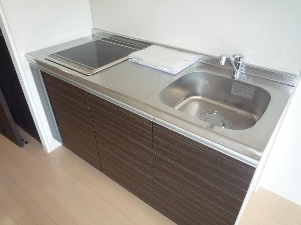 Kitchen. Sink is also a spacious IH cooking heater! System kitchen! 