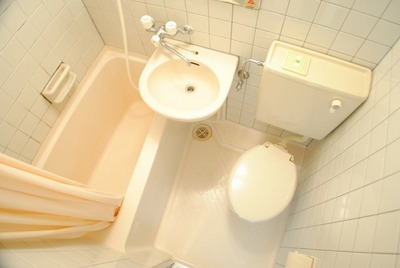 Bath. 3-point unit with a space.