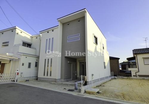 Local appearance photo. South-facing large balcony is attractive! ! Built-in garage! !