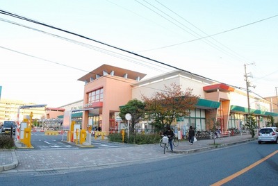 Supermarket. 1400m to Friend Mart shore station (super)