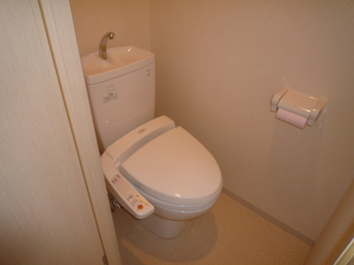 Toilet. Bidet! It is one of hope facilities there! !