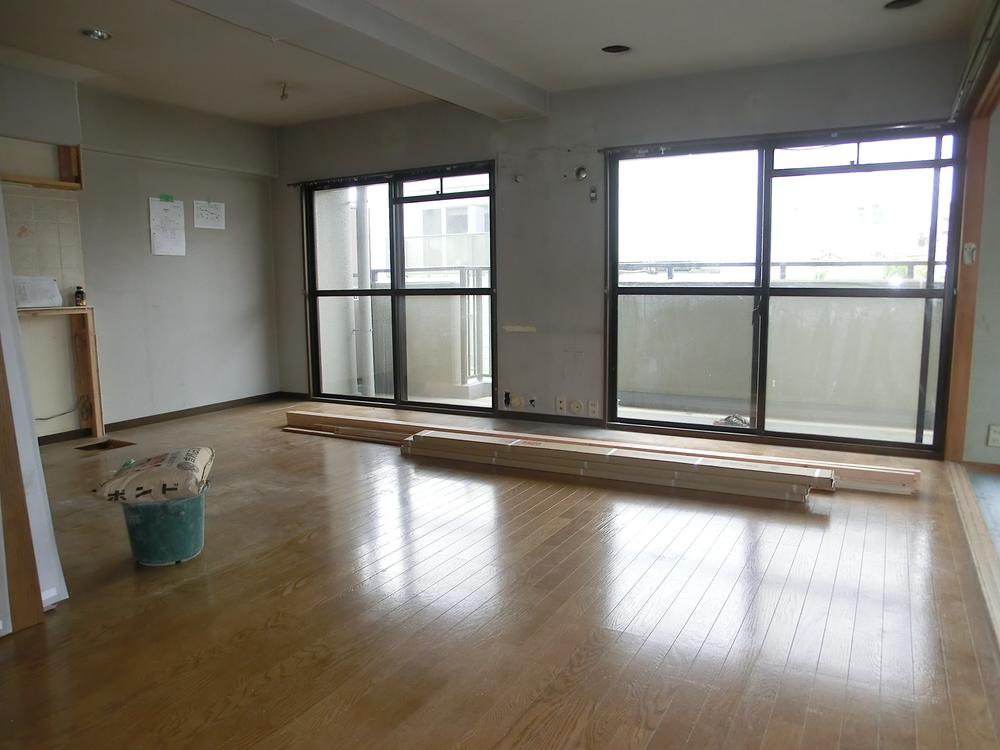 Living.  [It is under renovation]  Indoor (June 2013) Shooting