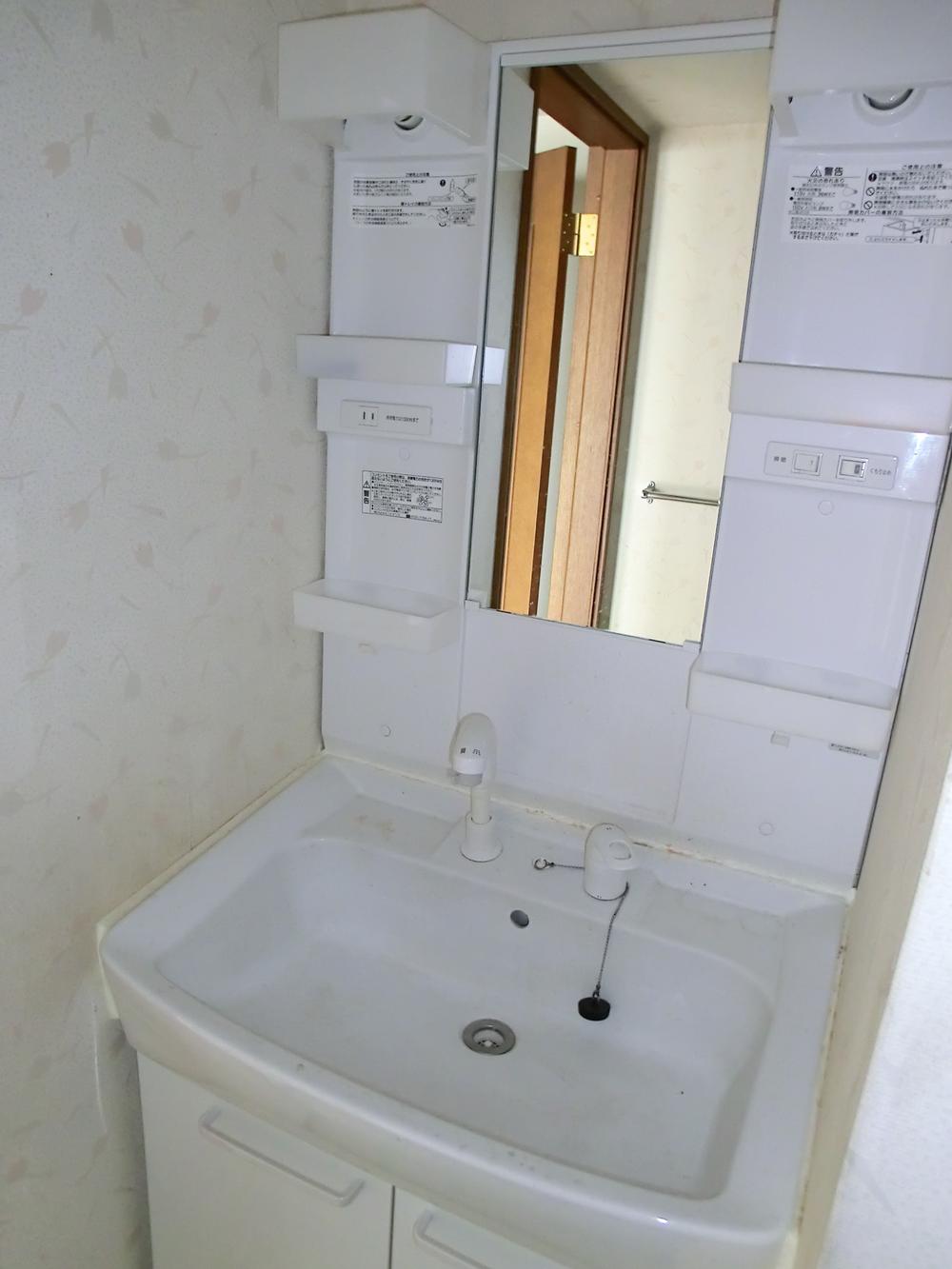 Wash basin, toilet.  [It is under renovation]  Indoor (June 2013) Shooting