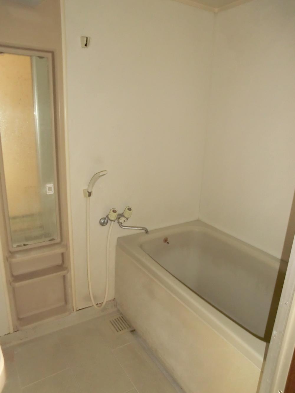 Bathroom.  [It is under renovation]  Indoor (June 2013) Shooting