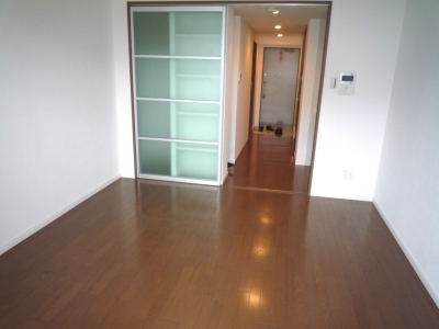 Living and room. Beautiful Western-style of muted colors! Vinyl flooring! 