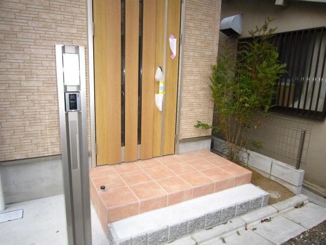 Entrance. No. 1 area of the front door, Pouch is.