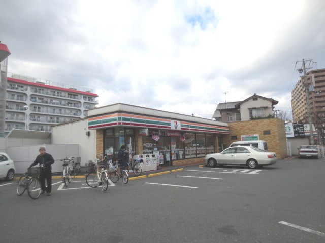 Convenience store. Seven-Eleven Suita Yamadaminami store up (convenience store) 203m