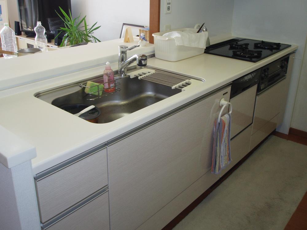 Kitchen. Dishwasher, disposer, Kiyoshikatsu water supply is counter kitchen with. It has become the kitchen space drifting cleanliness because of the pure white and without a habit amorous glance.