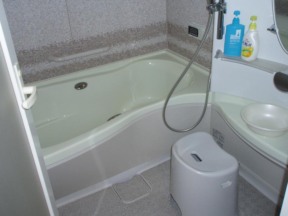 Bathroom. Bathroom size loose 1618 size. It is a broad type of bathroom. Bathroom Dryer Heating ・ Mist sauna will have been standard equipment. It is mutually received also tired body to refresh in the spacious bathroom.