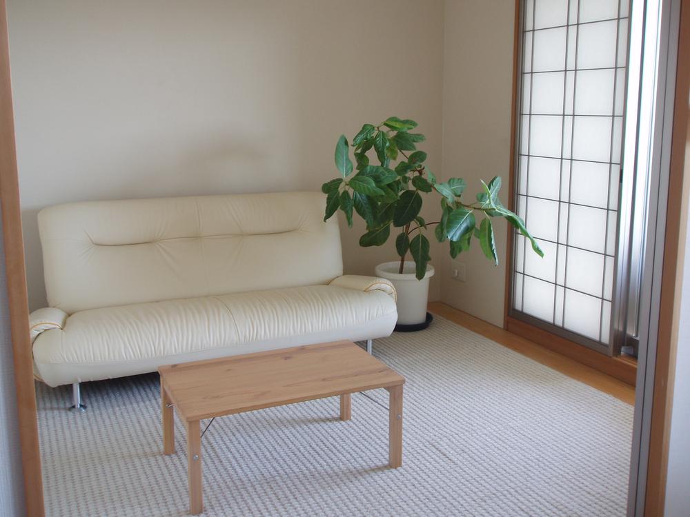 Non-living room. Bright Japanese-style room facing the south balcony