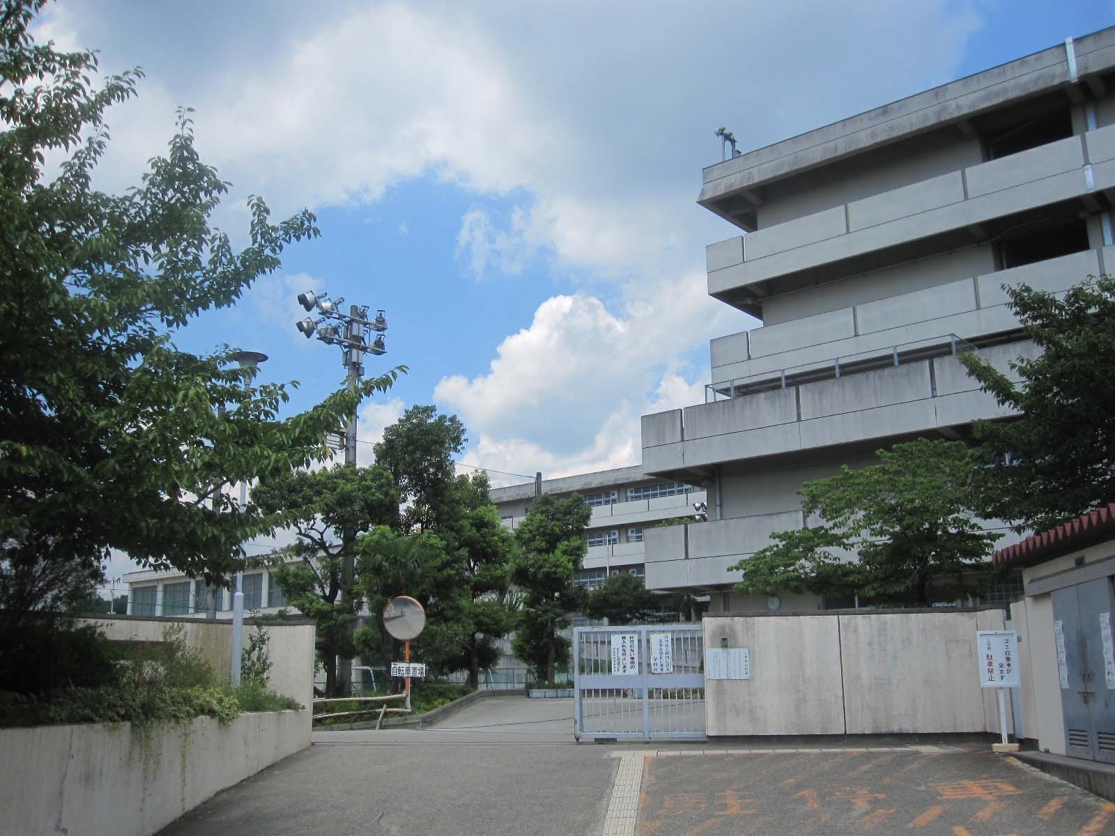 Junior high school. 858m to Suita Municipal Yamadahigashi junior high school (junior high school)