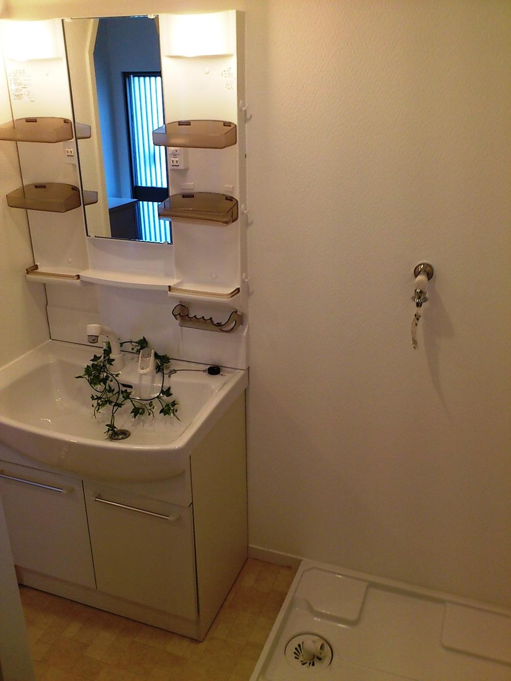 Wash basin, toilet. Indoor photo