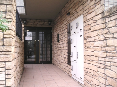 Entrance. Clean brick entrance! Also auto-lock door-to-door delivery BOX! 