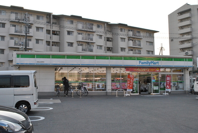 Convenience store. 450m to Family Mart (convenience store)