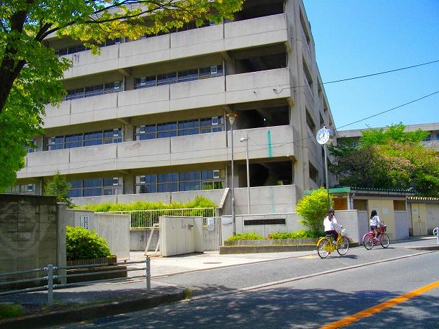 Junior high school. 1042m to Suita Municipal Nishiyamada junior high school