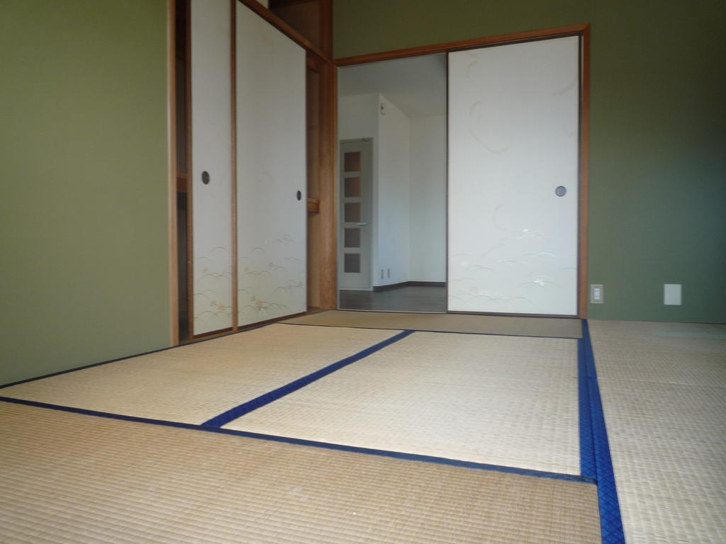 Other room space. Japanese-style rooms, I will calm, is Japanese! 