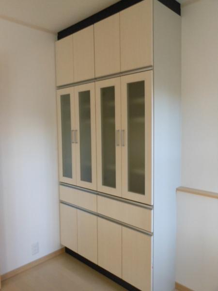 Other introspection. ■ Kitchen cupboard ■ Luxury cupboard is equipped in the kitchen space