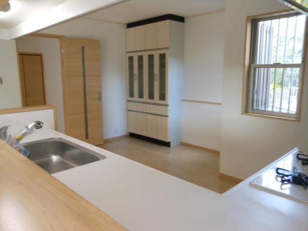 Kitchen. ■ Kitchen space ■ Cupboard is also available in the equipped. Other is a spacious space is attractive not.
