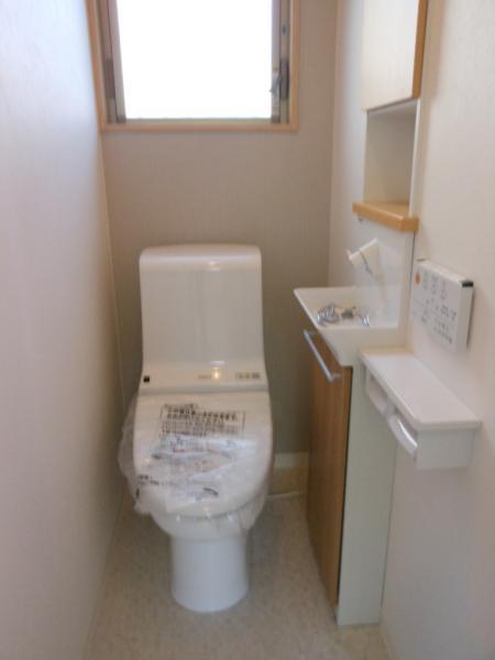 Toilet. ■ First floor toilet ■ It is convenient hand washing and a little small shelf.