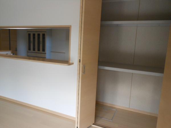 Receipt.  ■ Living storage ■  Spacious housed in the living room is an attractive.