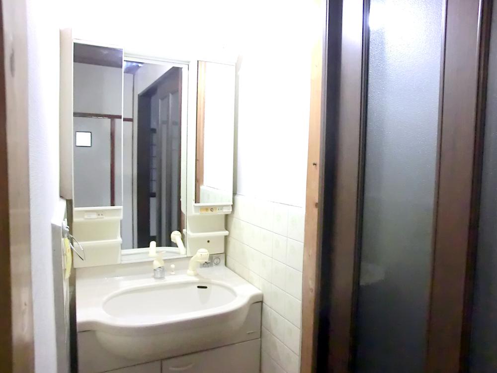 Wash basin, toilet. Room (May 2013) Shooting