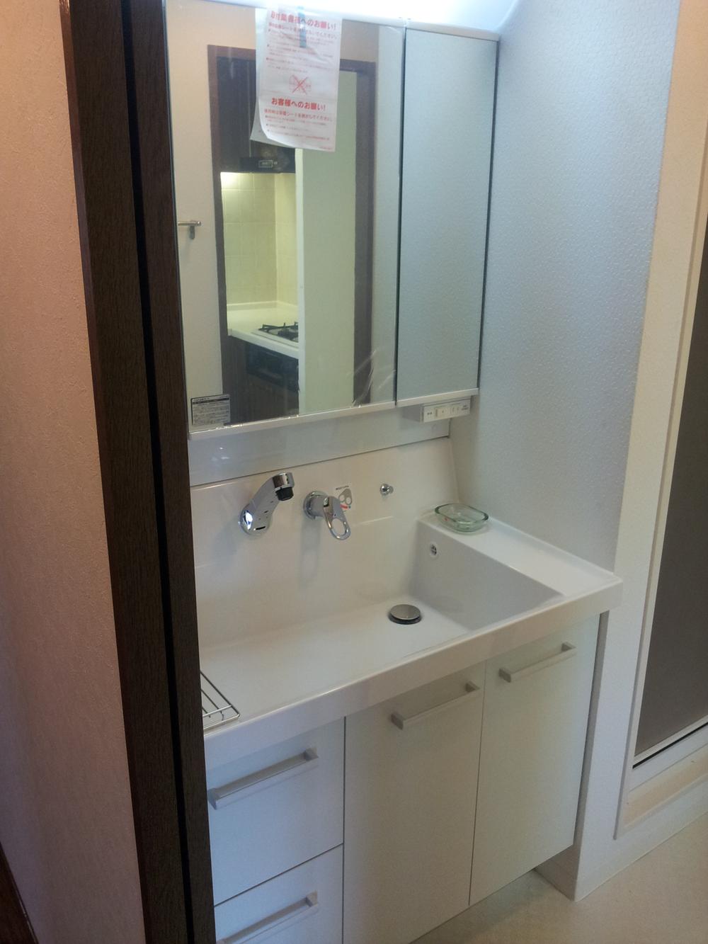 Wash basin, toilet. Wash your clean hands